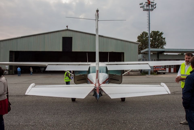  un tiro de piedra desde nuestro hangar 